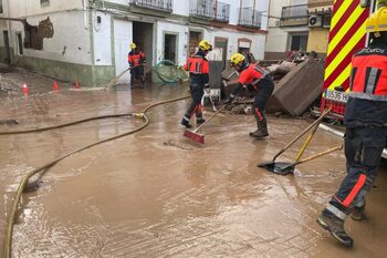 Bomberos de Cuenca se suman a las tareas de limpieza de Mira