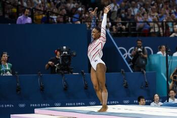 La EEUU de Simone Biles empieza la 'redención' con el oro