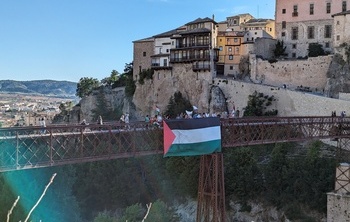 Una bandera en el puente San Pablo para apoyar a Palestina