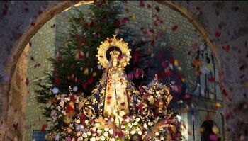 Últimos retoques para la 'petalá' sobre la Virgen de Riánsares