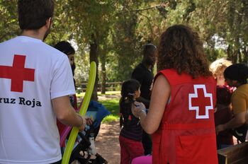Cruz Roja combate el calor con gymkanas de agua