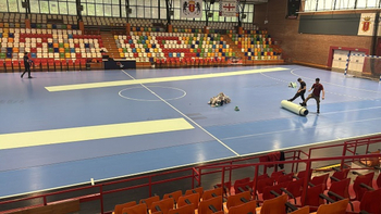 El Rebi Cuenca retira la pista de vinílico deportivo