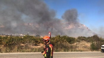 El incendio declarado en Xàbia evoluciona favorablemente