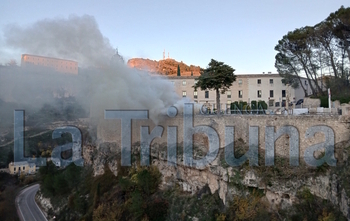 Arde un generador en la explanada del Parador