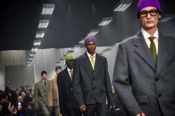 Prada combina el traje con gorros 