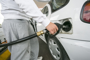 Los carburantes contienen sus precios en el inicio del verano