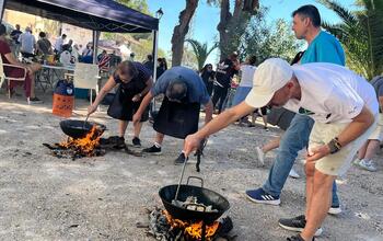 La degustación de guisos reúne más de 130 peroles en el Caño