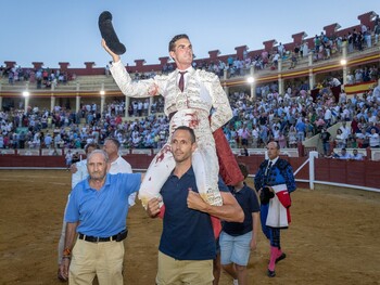 Un triunfador y cuatro chalés a las afueras