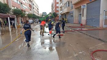 Bomberos de la Diputación trabajan en Catarroja por la DANA