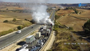 El incendio de un camión corta la A-3 en sentido Valencia