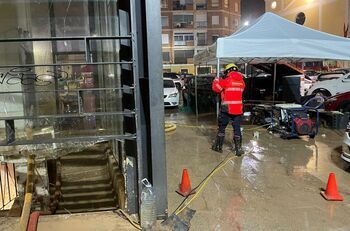 Los Bomberos de Cuenca extraen agua de un parking en Sedaví