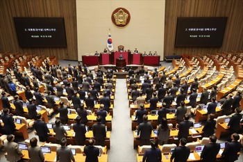 El Parlamento de Corea del Sur destituye al presidente Yoon