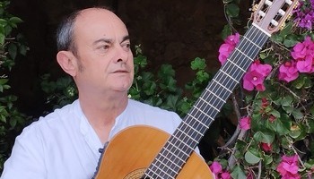 Javier Moya explora sus orígenes con la guitarra como guía