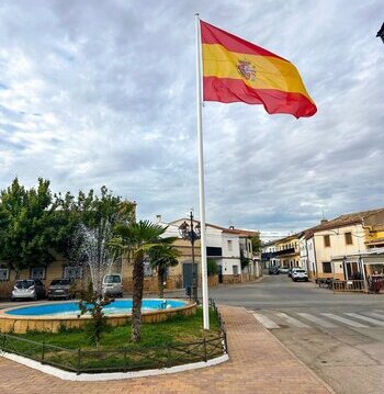 Una gran bandera de España ondea en El Picazo