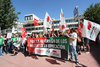 Un centenar de docentes exigen “revertir” los recortes de 2012