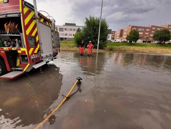 Las fuertes lluvias obligan a los bomberos a achicar agua