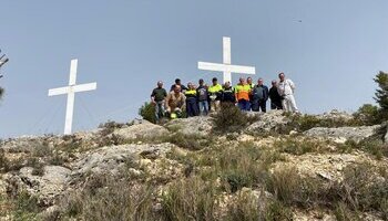 Las tres cruces ya lucen en el Cerro de la Majestad