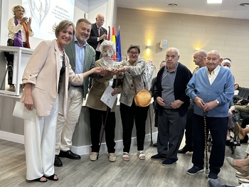 El Ayuntamiento premia a la Residencia Las Hoces y a Hortensia