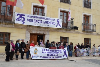 Más de 100 mujeres salen a condenar la violencia machista