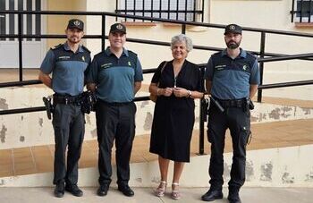 Mari Luz Fernández visita el cuartel de Villarejo de Fuentes