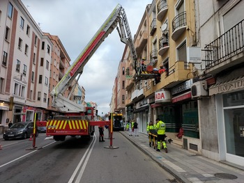 Evacúan de un piso a una persona con movilidad reducida