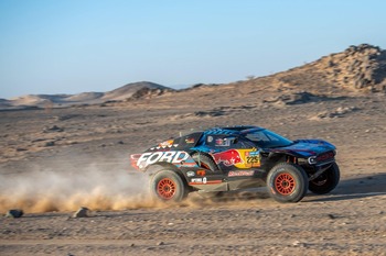 Carlos Sainz vive una jornada gris con vuelco de coche