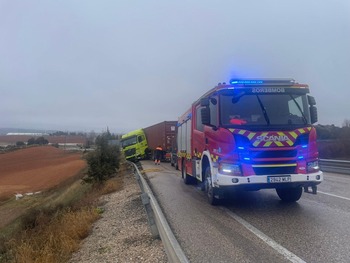 Un accidente en la circunvalación N-320 derrama de combustible