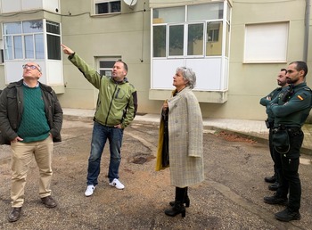 Mari Luz Fernández visita los cuarteles de Montalbo y Saelices