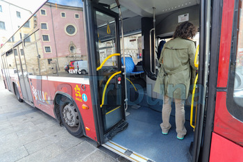 El Ayuntamiento mantiene el descuento en autobuses urbanos